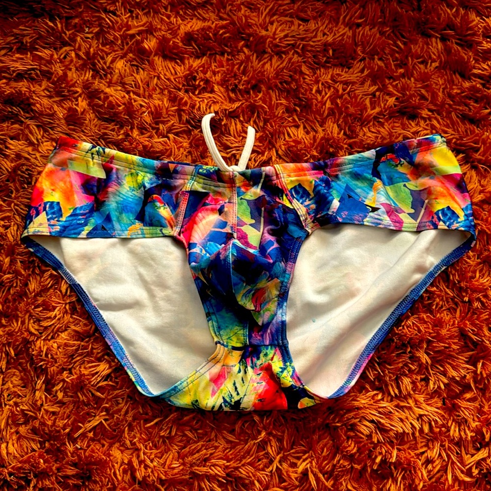 Large size Cocksox brand Men’s swimwear. Lightly used, very good condition!